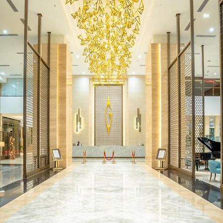 Gumaya Tower Hotel Semarang Exteriör bild