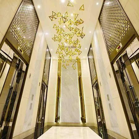 Gumaya Tower Hotel Semarang Exteriör bild