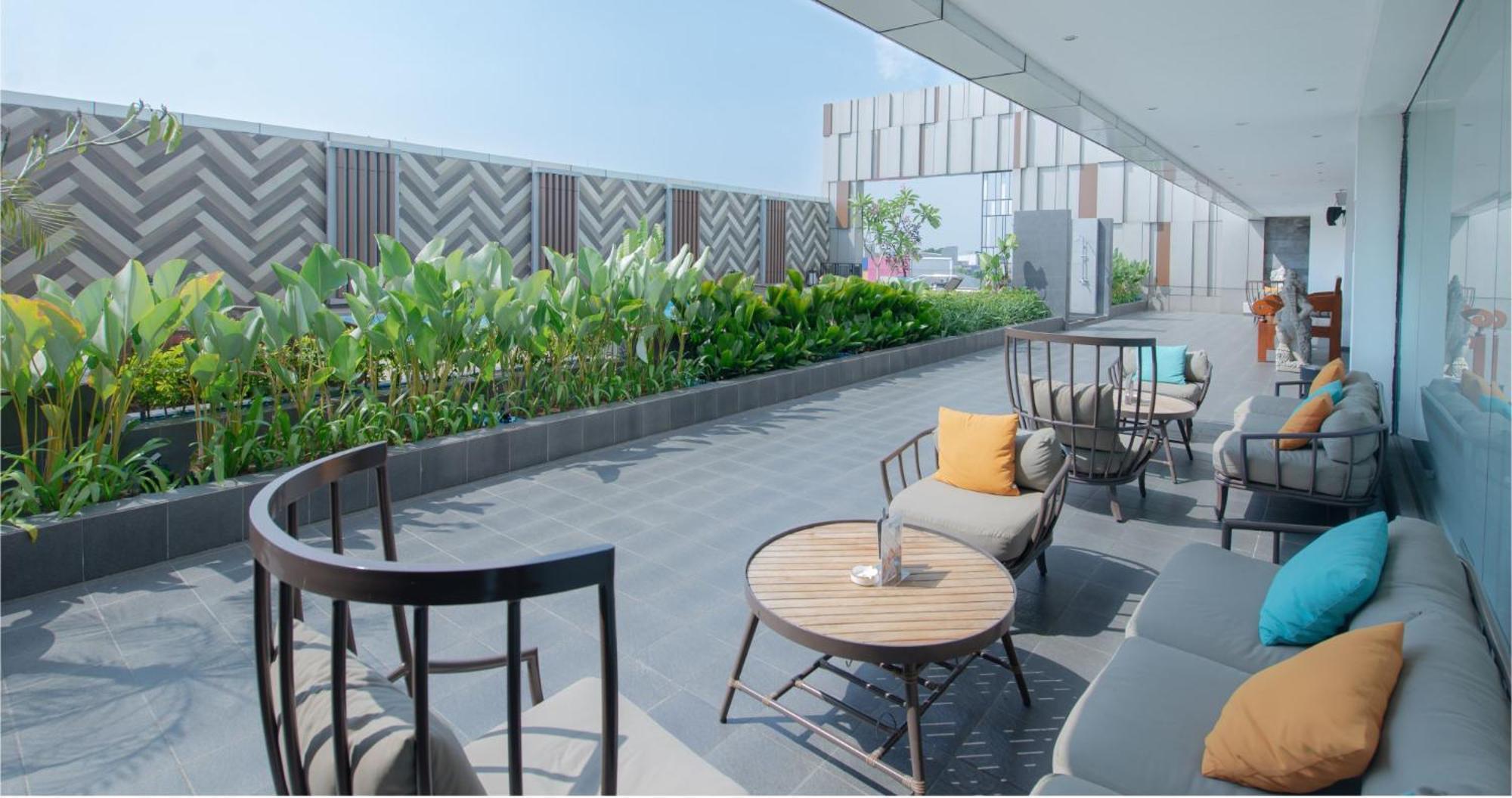 Gumaya Tower Hotel Semarang Exteriör bild