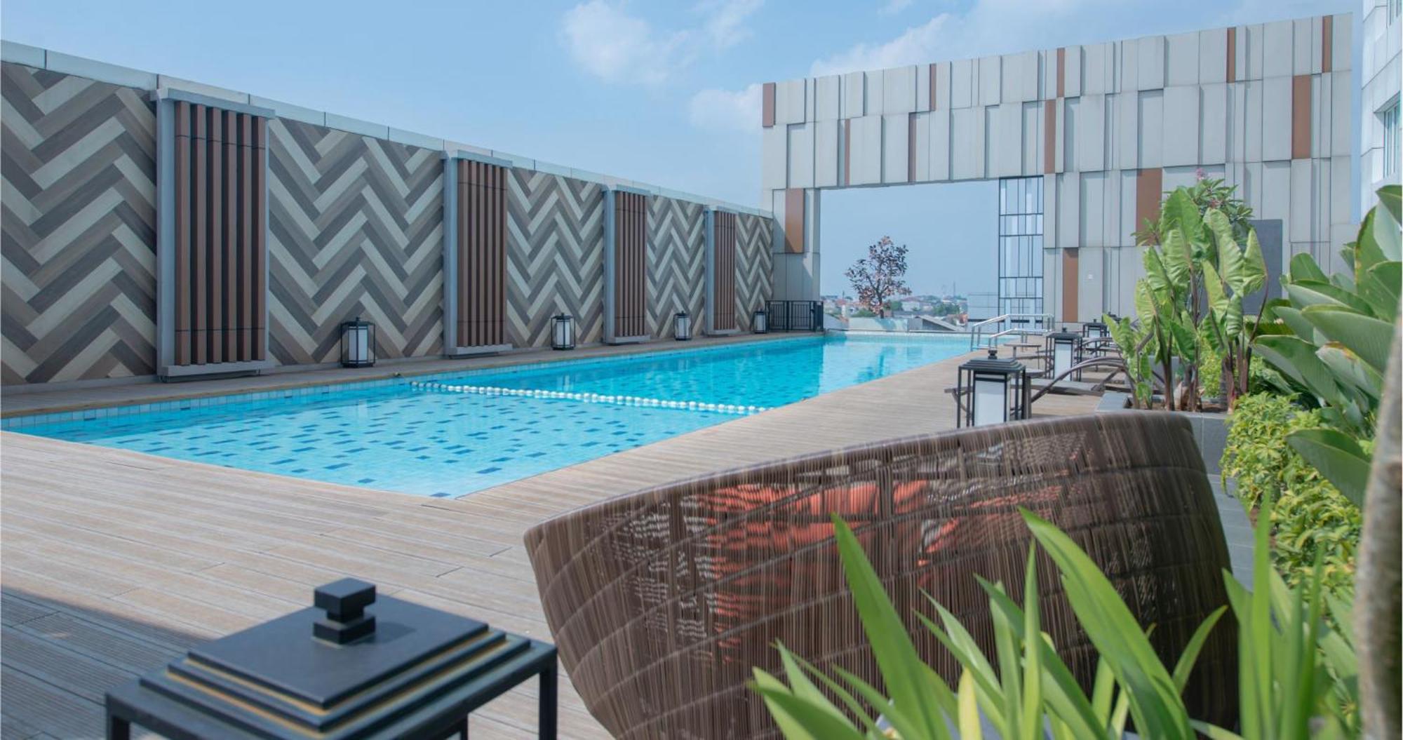 Gumaya Tower Hotel Semarang Exteriör bild