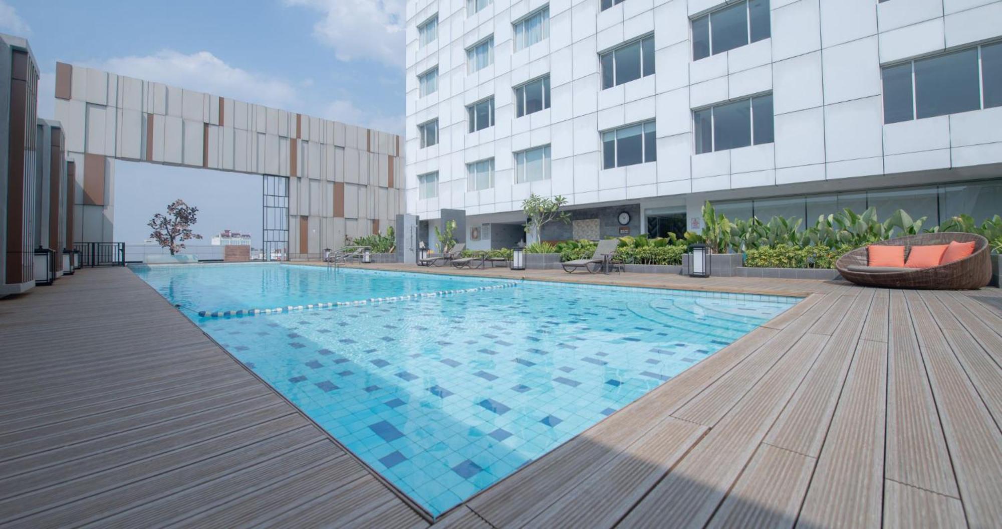 Gumaya Tower Hotel Semarang Exteriör bild