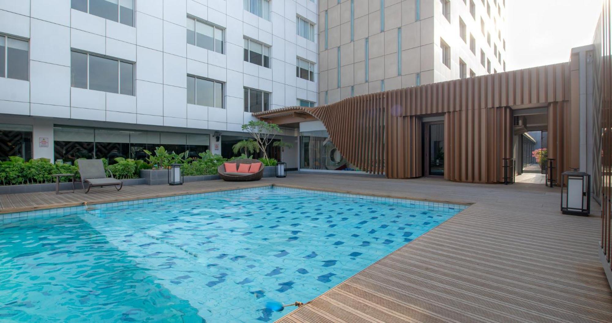 Gumaya Tower Hotel Semarang Exteriör bild