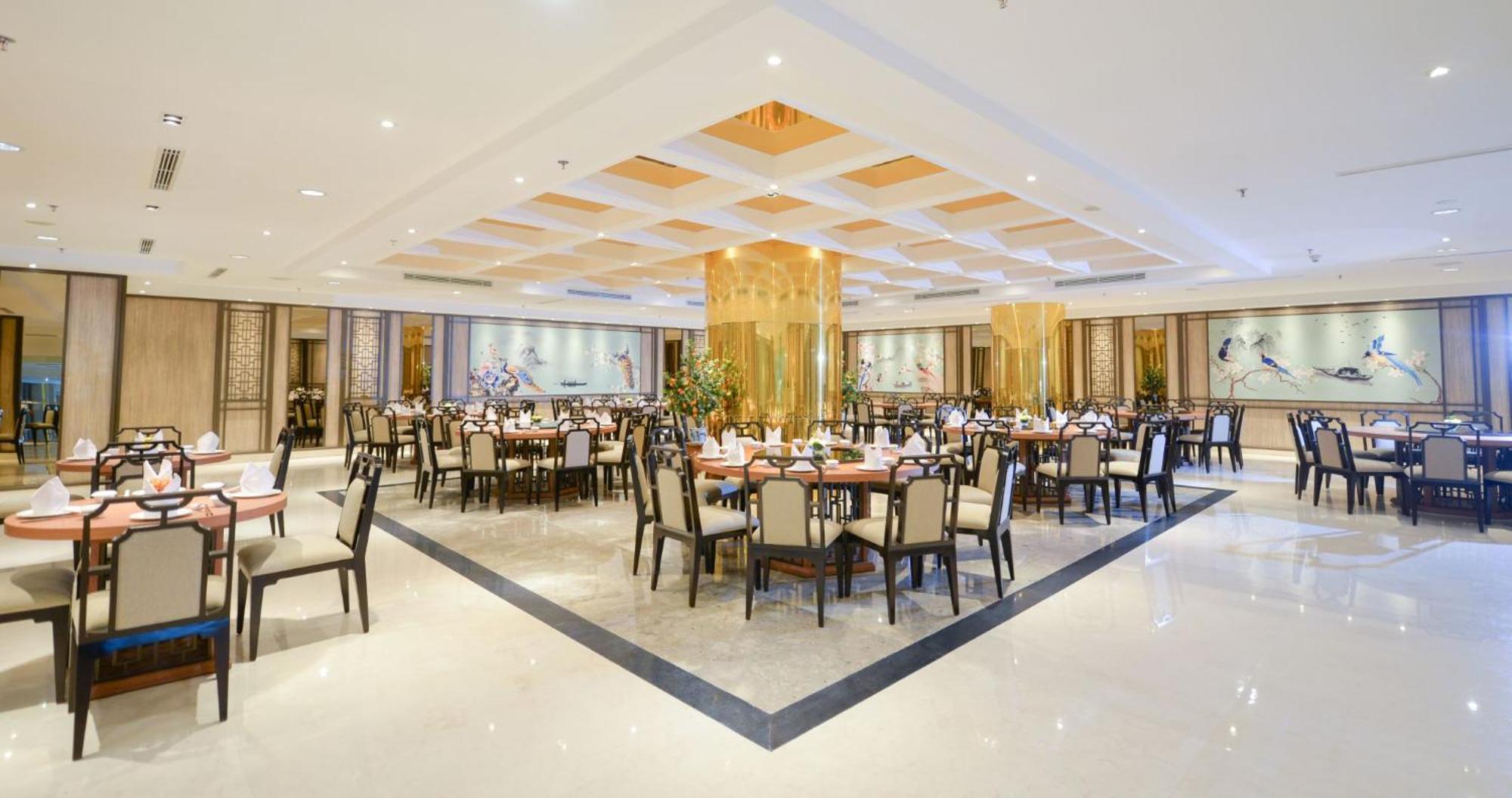 Gumaya Tower Hotel Semarang Exteriör bild