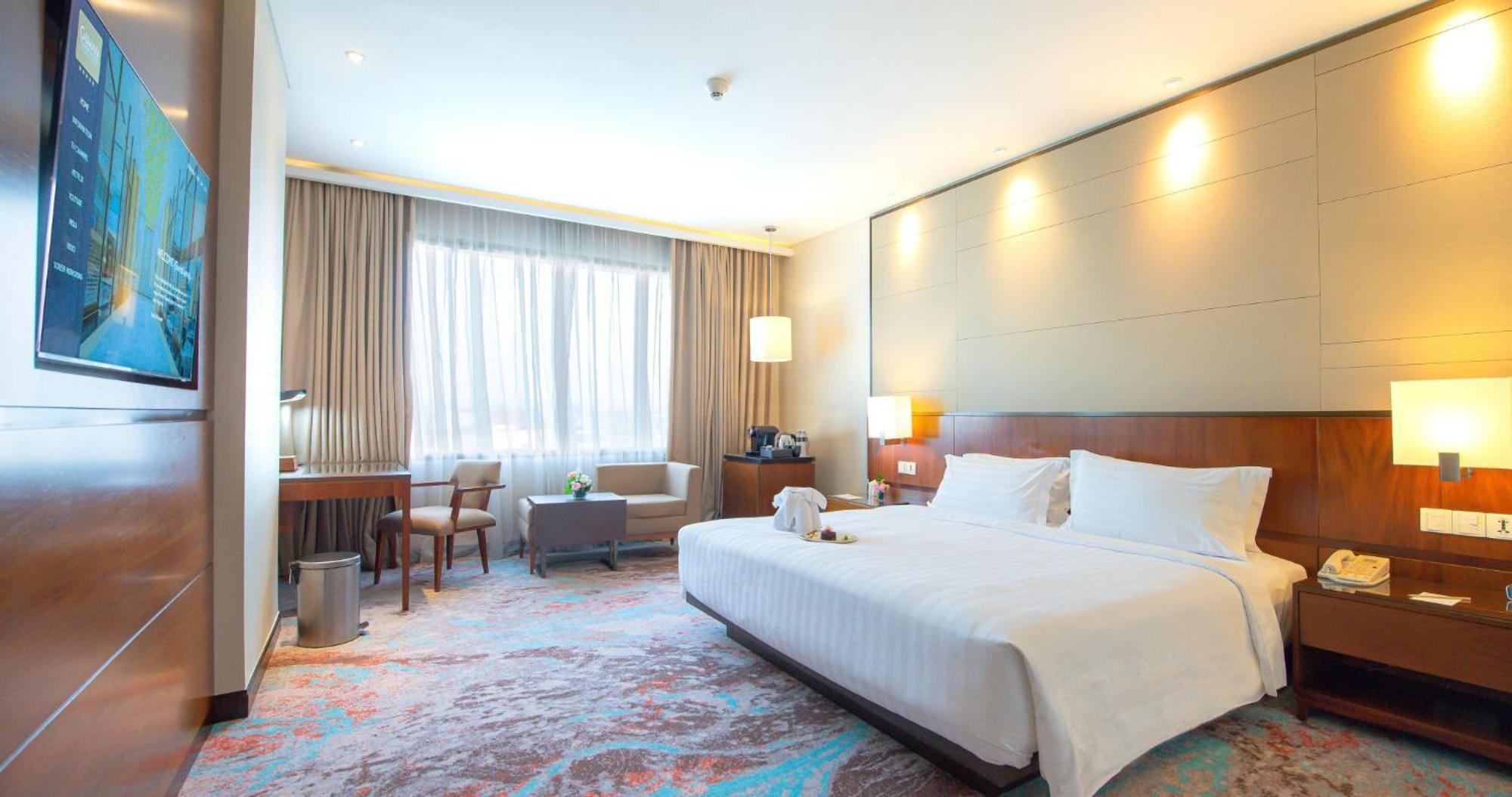 Gumaya Tower Hotel Semarang Exteriör bild