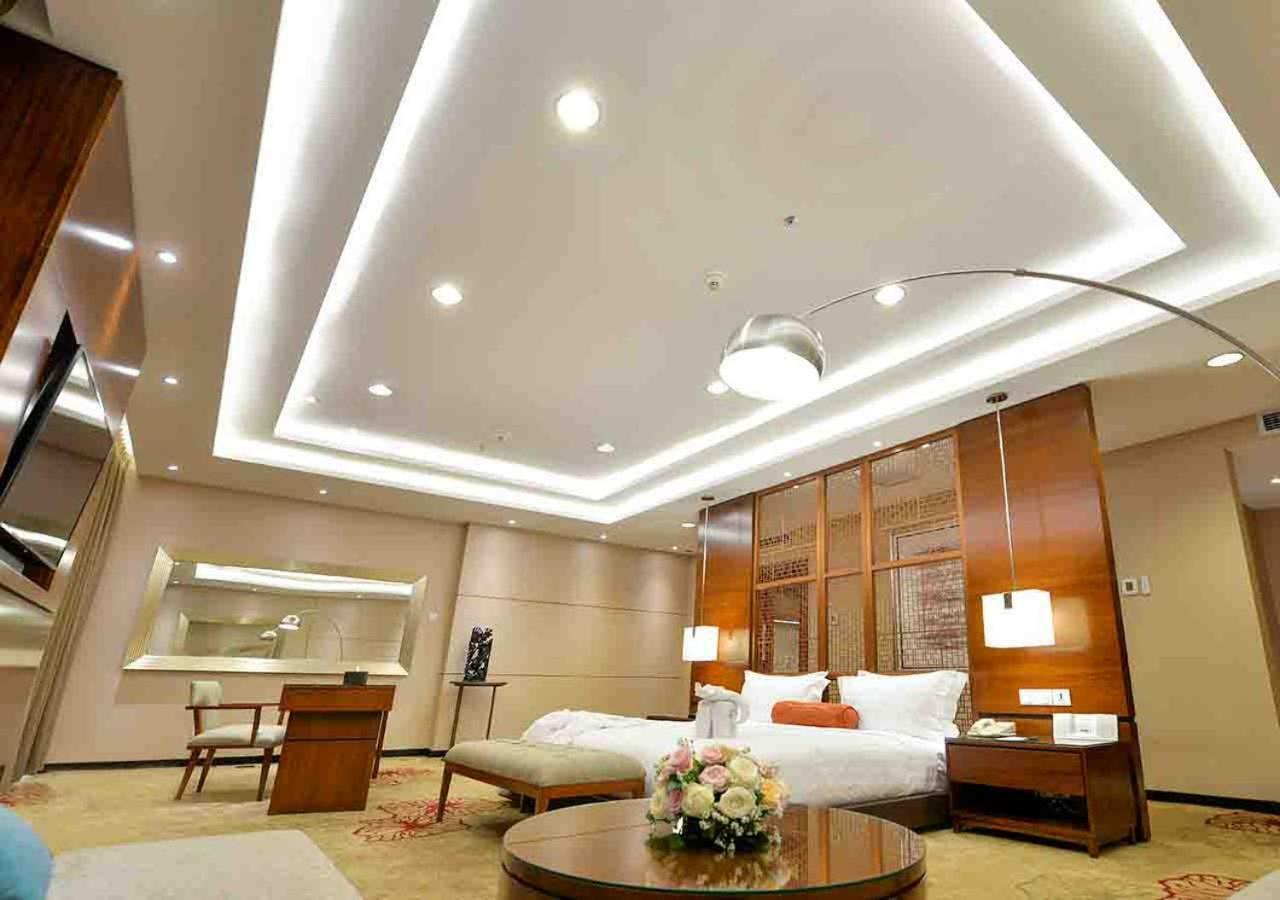 Gumaya Tower Hotel Semarang Exteriör bild