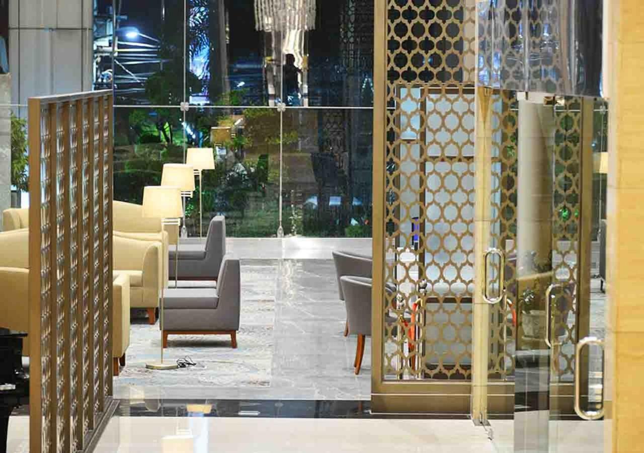 Gumaya Tower Hotel Semarang Exteriör bild