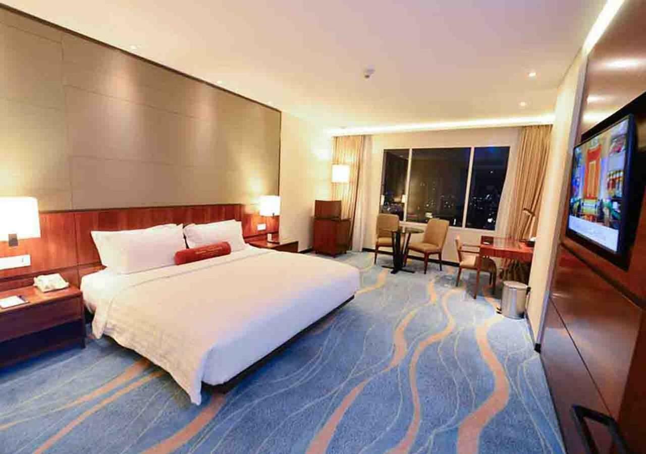 Gumaya Tower Hotel Semarang Exteriör bild