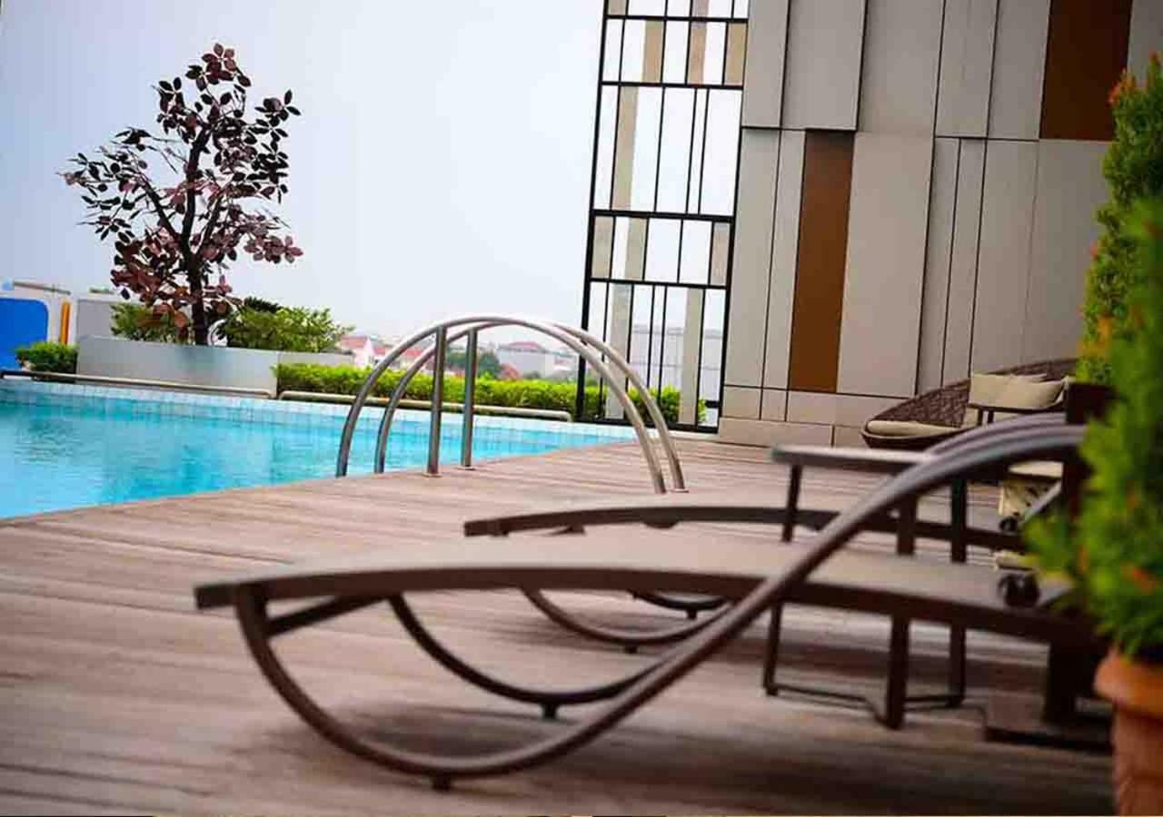 Gumaya Tower Hotel Semarang Exteriör bild
