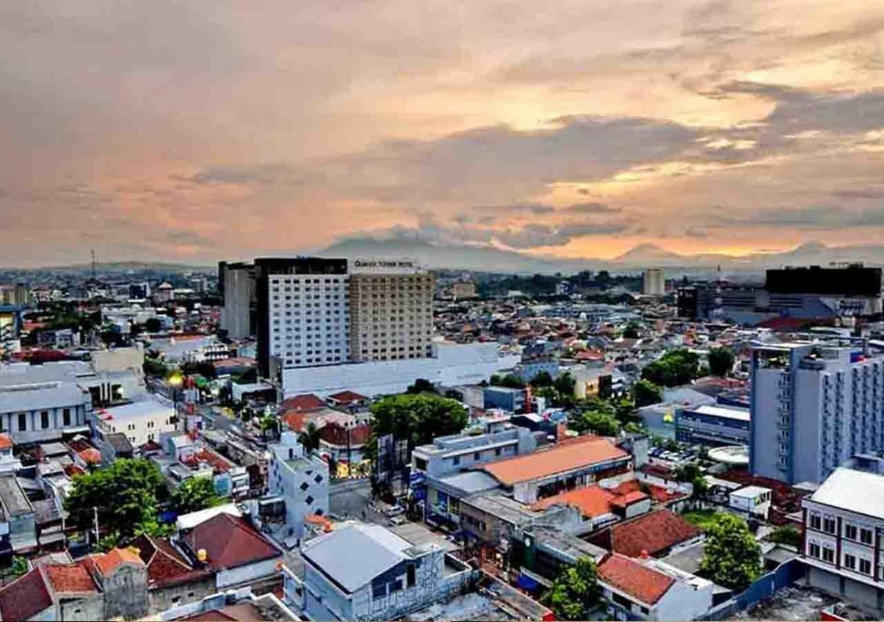 Gumaya Tower Hotel Semarang Exteriör bild