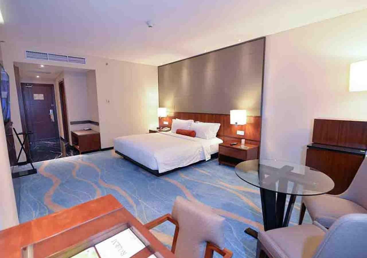 Gumaya Tower Hotel Semarang Exteriör bild